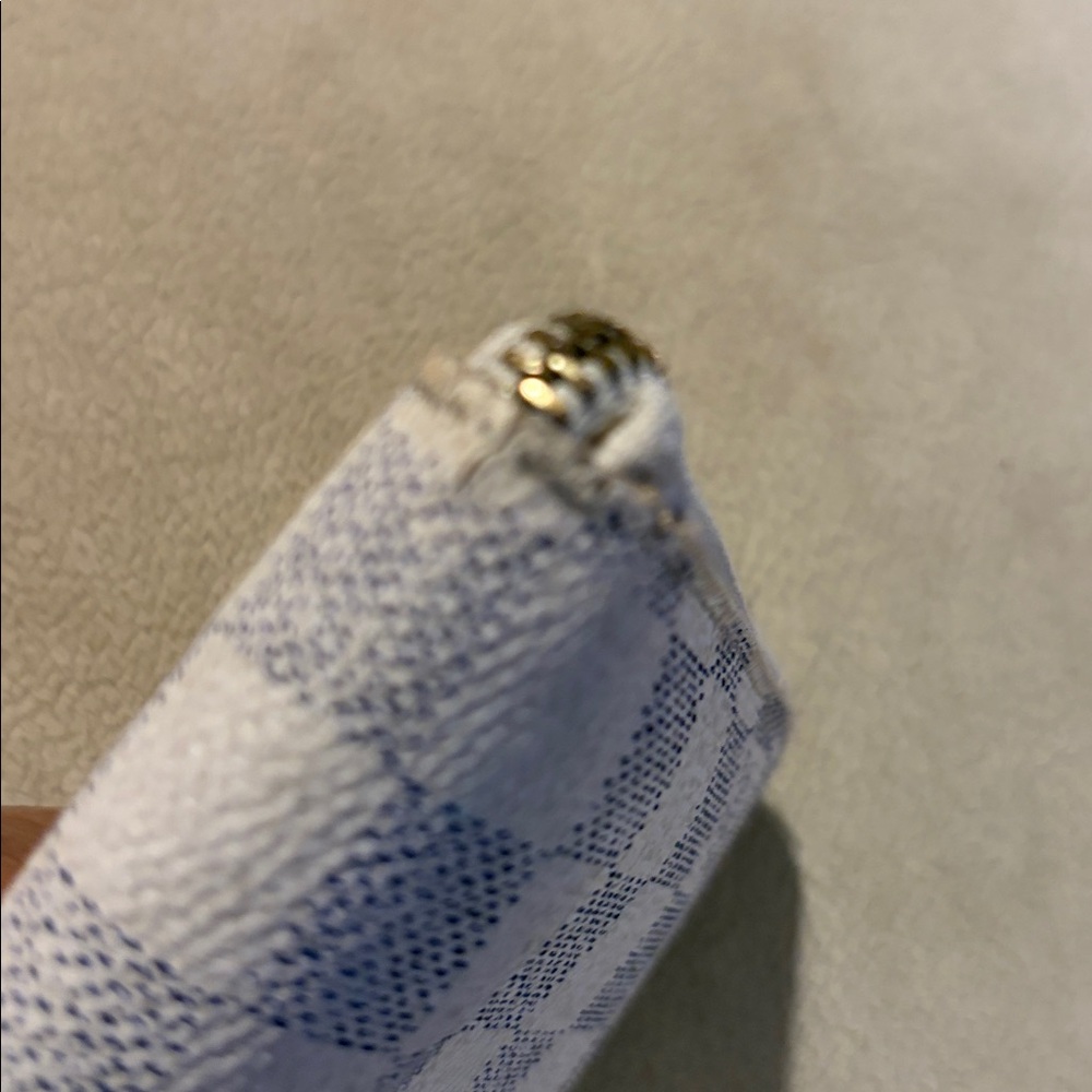 Louis Vuitton Vintage Beige and Gray Checkered Zippy Wallet. - Picture 10 of 10